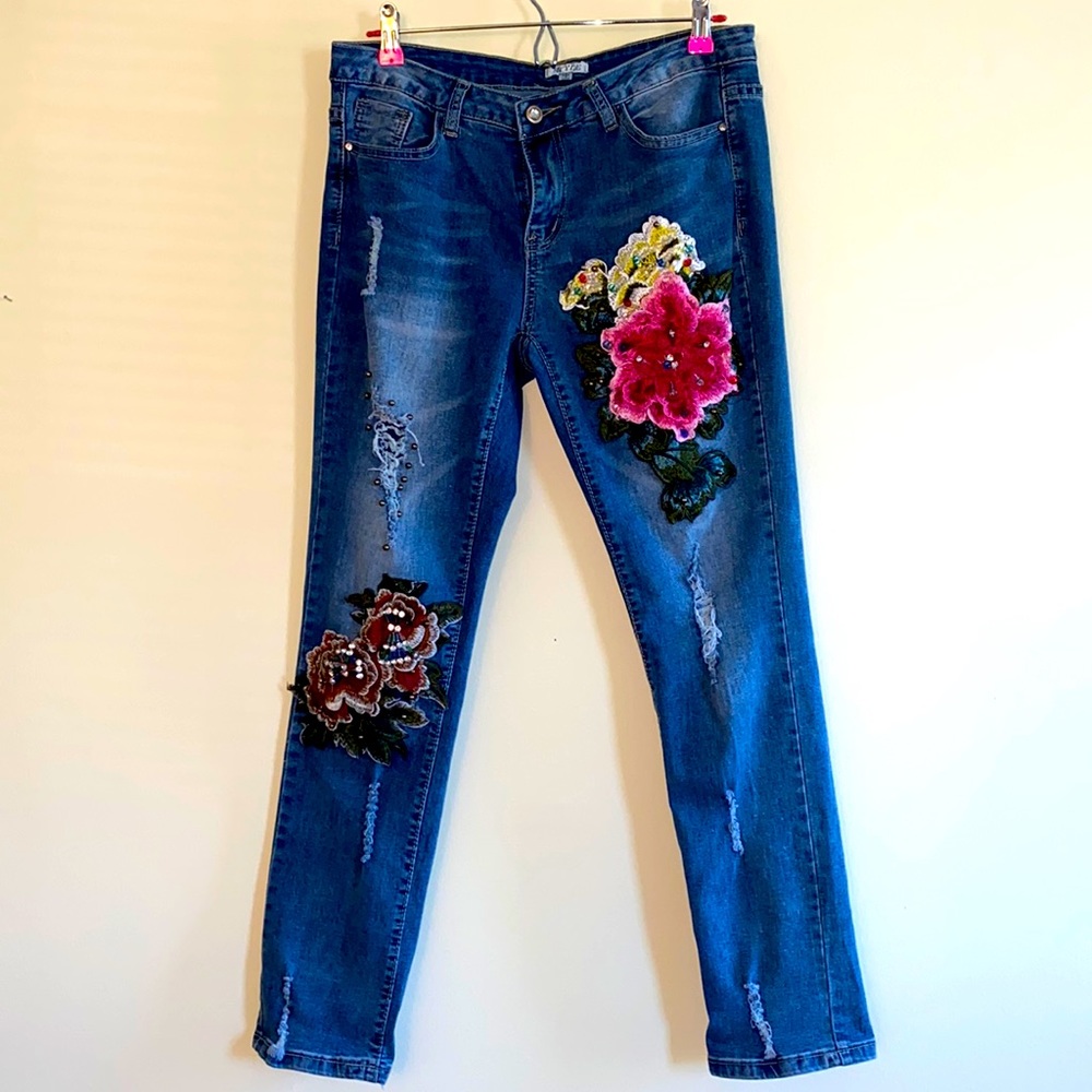 Mid-rise styled jeans, size 4 (fits 4/6) above hip. Worn twice and cleaned.